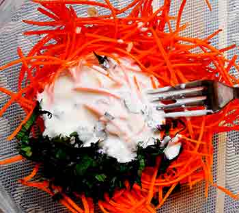 Фото приготовления яркого и красивого салата из моркови