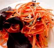 Фото приготовления яркого и красивого салата из моркови